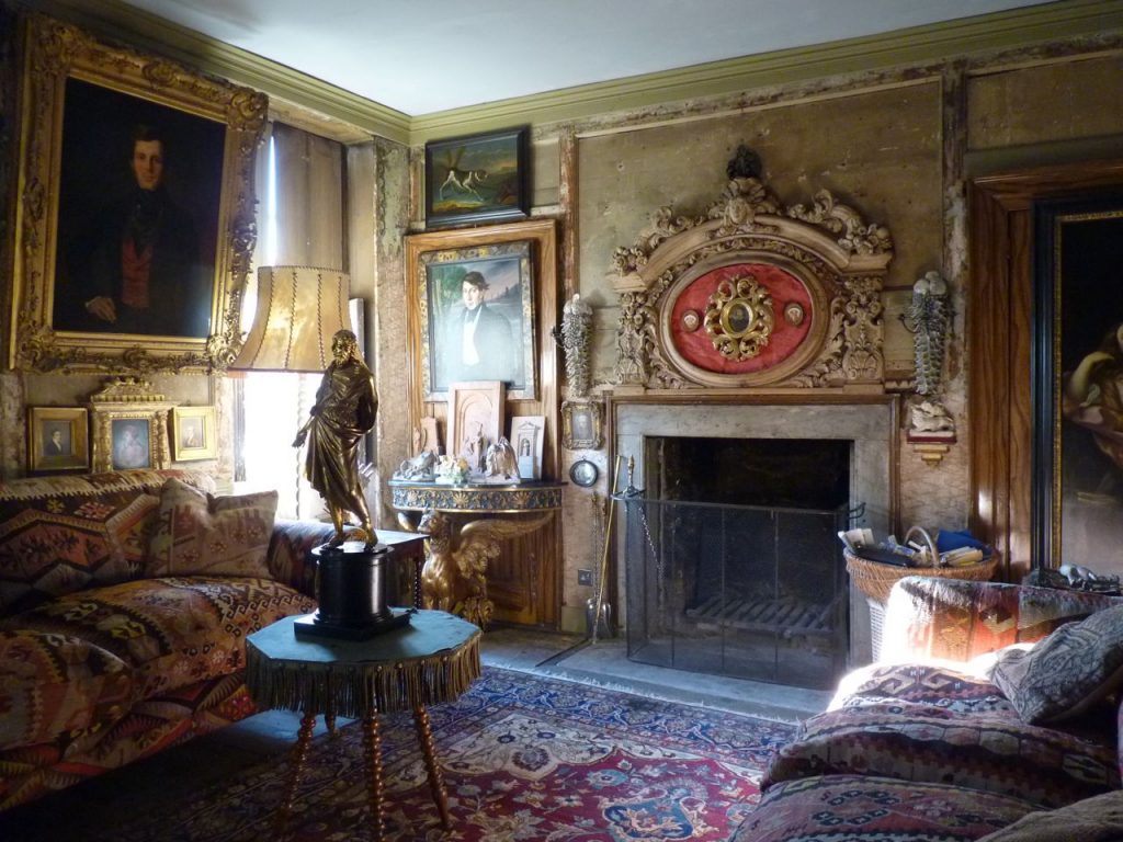 A fire-gilt bronze statuette of John the Baptist found at Portabello Market is attributed to Susini, after a lost original by the early Renaissance Florentine sculptor Michelozzo di Bartolommeo. The overmantel is a C18th Prussian overdoor carving, flanked by shell sconces made by Belinda Eade.